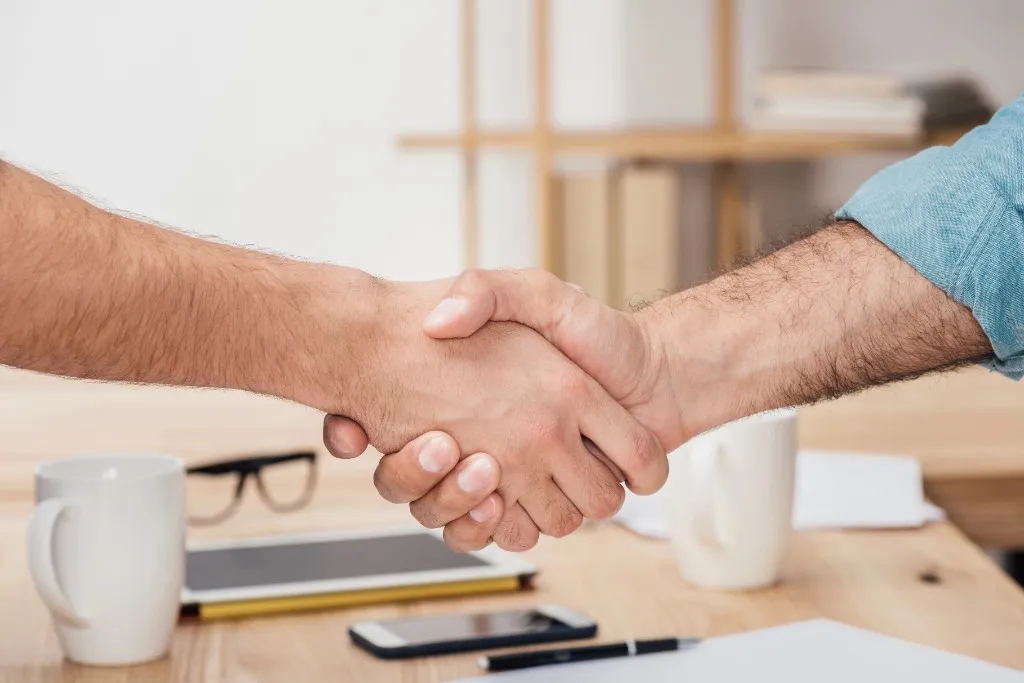 Business Manager en rendez-vous commercial avec un dirigeant d'entreprise